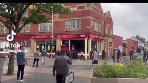 Migrant & Antifa Factions Openly Attacking British Citizens