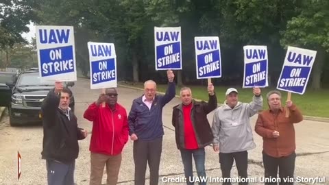 CHUCK SCHUMER APPEARS ON UAW PICKET LINE, POSES WITH AUTO WORKERS