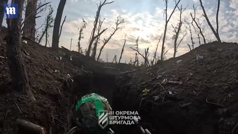 In a shocking video, Ukrainian soldiers attack a Russian channel while being shot at.