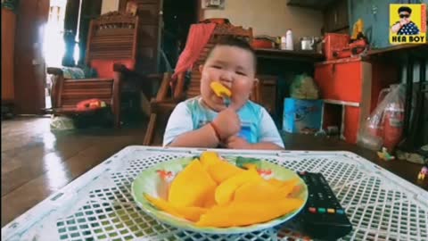 Toddler gives confusing reaction after tasting a mango