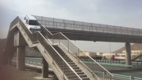 Idiot 4WD Driver Tries Motorway U-Turn On Footbridge