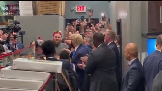 TRUMP STOPS BY FLORIDA PIZZA SHOP! The People's President!