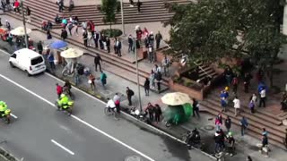 Suspenden policías que agredieron a skaters en Bogotá