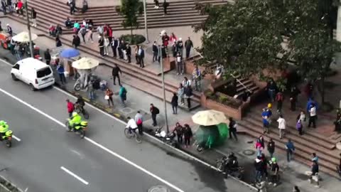 Suspenden policías que agredieron a skaters en Bogotá