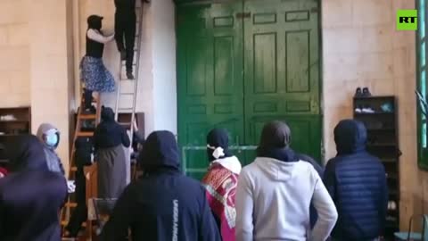 Le forze cazare sioniste si scontrano di nuovo con i fedeli palestinesi nella moschea di Al-Aqsa a Gerusalemme,hanno invaso il complesso,prendendo di mira i fedeli della preghiera mattutina con spray al peperoncino,granate stordenti