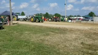 Tractor pulling JD 80