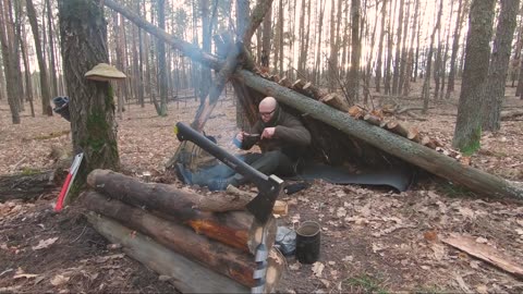 SOLO CAMPING OVERNIGHT, COZY BUSHCRAFT SHELTER, Made bread on the fire