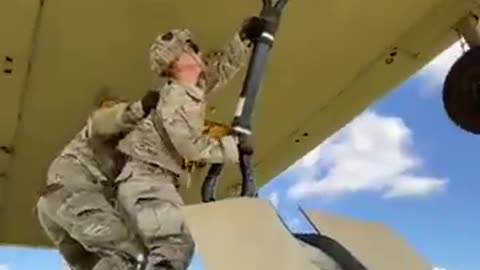 SOLDIERS ATTACH A HUMVEE TO AIRCRAFT #SHORTS