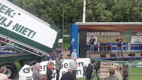 Max van den Berg Tijdens het Boerenprotest op 7 juli 2021 ontmoette Kaag stalker Max, Baudet