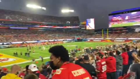 SUPER BOWL. Tre bombardieri sorvolano lo stadio Raymond James.