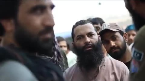 Hafiz Hassan Raza of TLP Arguing with a Policeman regarding the Reason Behind TLP's Long March