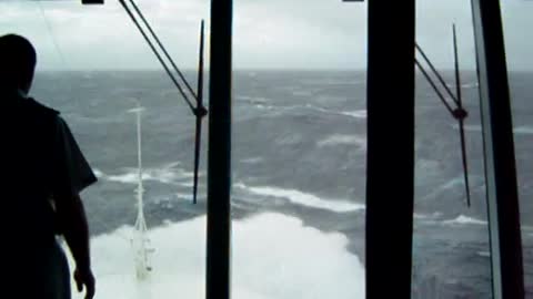 Huge Wave hits cruise ship