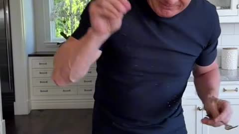 Who Knew Gordon Ramsay Meme could dance while cooking!!😂😂🤣🤣🤣😂