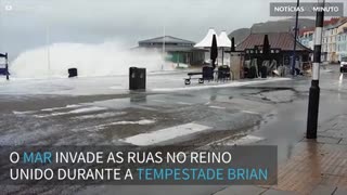 Mar invade ruas no Reino Unido durante tempestade Brian
