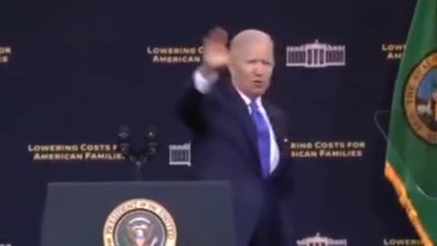 Der US-Präsident Joy Biden reicht zum wiederholten Male unsichtbaren Personen die Hand 👌