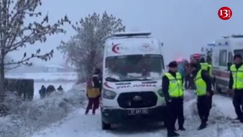 6 people are killed and 33 injured in a bus accident in Turkey