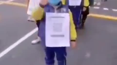 Bambini in Cina in fila per la scuola materna Novembre 2021