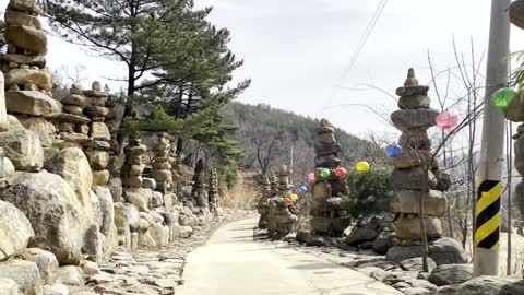 Walking leisurely and going to a temple in the mountains