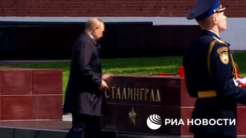 Putin depone i fiori sul monumento per la liberazione di Kiev e Odessa dall'occupazione nazista