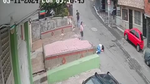 Vehículo arrolló a dos personas