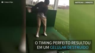 Tacada de golfe com a bola errada... um iPhone!