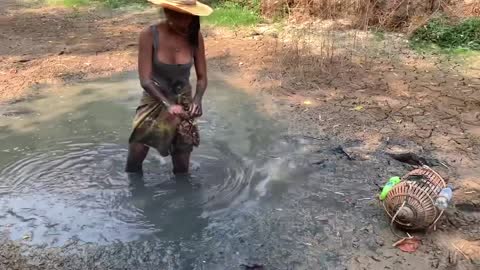 Farm girl in the wild Day 2 catching mud crabs by hand