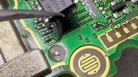 Skillfully soldering electronic parts لحام القطع الالكترونية بمهارة