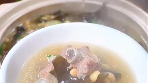Chinese food, teach you the method of stewing pork ribs soup with seaweed head