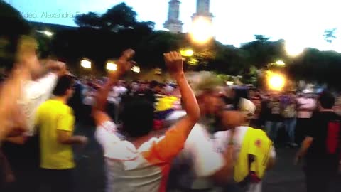 Participantes de la marcha se interponen y evitan que agredan a Policías en Bucaramanga