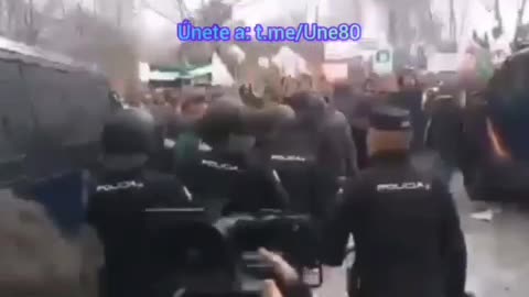TRACTORADA fuerte represion policial EUROPES FAMERS sPAIN