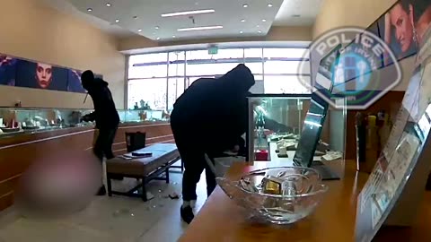 Smash-&-Grab Thieves Steal Nearly $1M Worth of Jewelry From Store In Irvine, CA