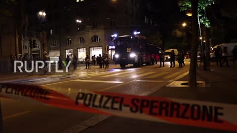 Switzerland: Police block streets as hundreds protest COVID measures in Bern - 30.09.2021