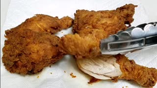 How to cook crispy, juicy and delicious fried chicken. Here is the secret ingredients. Yummylicious!