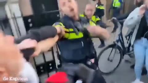 Netherlands: Dutch police punch and assault protesters (July 6, 2022)