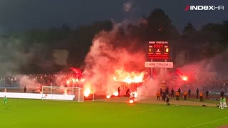 Torcida pogodila policajca bakljom u glavu