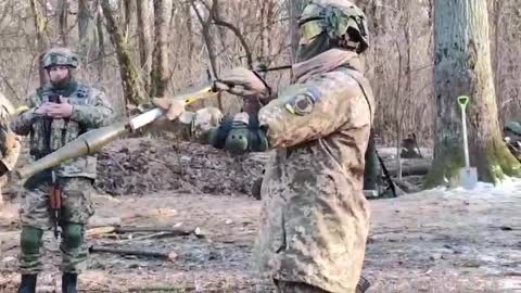 Footage shows Ukrainian Combatants training with a Polish RPG-76 'Komar'