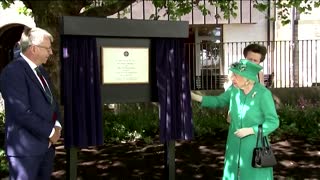 Queen visits climate change institute in Scotland