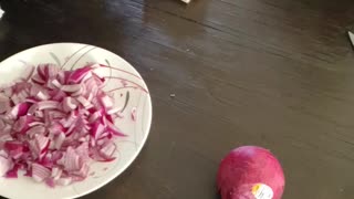 Making red onion flakes and powder