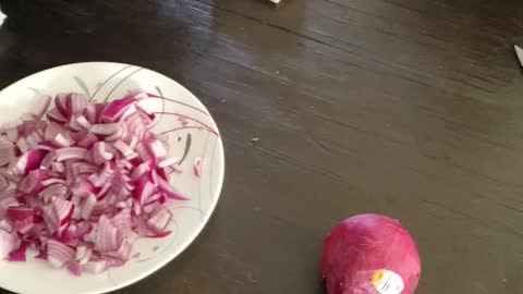 Making red onion flakes and powder