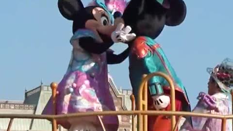 Adorable Couple Minnie Mouse & Micky Mouse Kissing Show