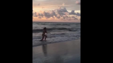 Girl slipping on beach, funny fail clips 🤣🤣