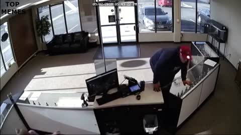 Clumsy Thief Tries to Rob a Store