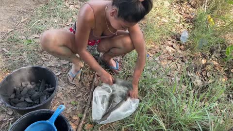 Wonder farm woman Day 37 Flying fish catch and cook with traditional river drought method