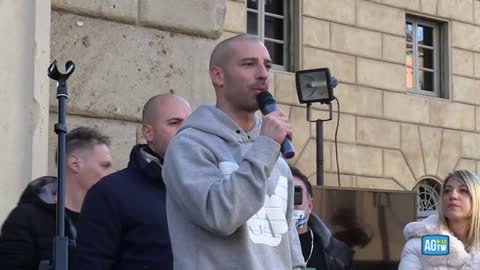 Marco Melandri in piazza a Milano con i no pass