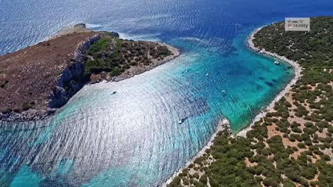 Majestuosa isla griega cerca de Atenas filmada desde un drone