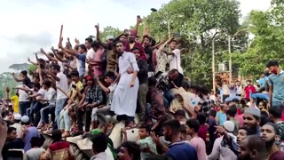 Bangladeshis take sledgehammer to golden statue of founder