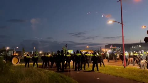 Farmers' Protests: The Government Sends an Army of Police Officers to Deal With Blockade