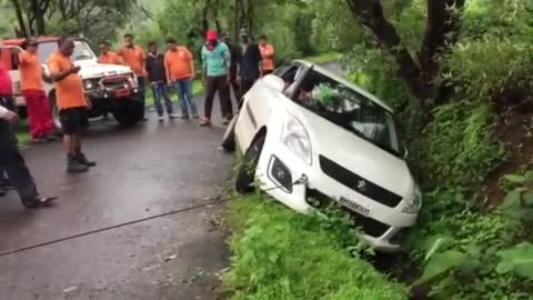 Rescue operation of Swift Car done by SATARA OFFROADER'S at Bamnoli. Tapola road