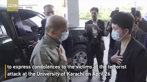 Pakistani PM visits Chinese Embassy and expresses condolences to Karachi bombing victims