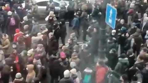 🚨Russian Police officer gets pepper sprayed during riots..